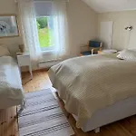 Sjarmerende Og Romslig Bolig, Omgitt Av Vakker