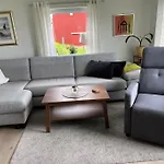 Sjarmerende Og Romslig Bolig, Omgitt Av Vakker 別荘 *