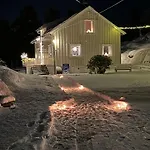 Sjarmerende Og Romslig Bolig, Omgitt Av Vakker *