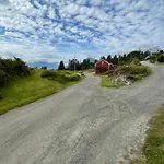 Sjarmerende Og Romslig Bolig, Omgitt Av Vakker 別荘 *