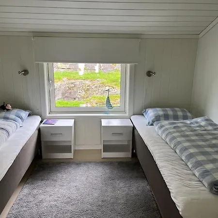 Sjarmerende Og Romslig Bolig, Omgitt Av Vakker Molde