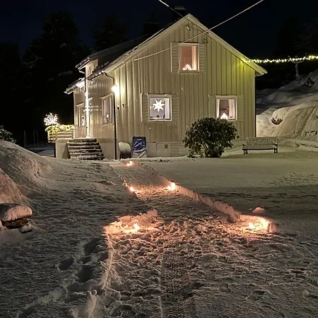 Sjarmerende Og Romslig Bolig, Omgitt Av Vakker *