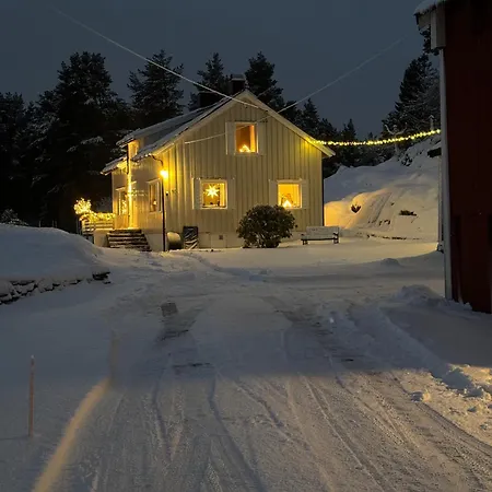 Sjarmerende Og Romslig Bolig, Omgitt Av Vakker *