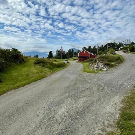 Sjarmerende Og Romslig Bolig, Omgitt Av Vakker Ferienhaus *