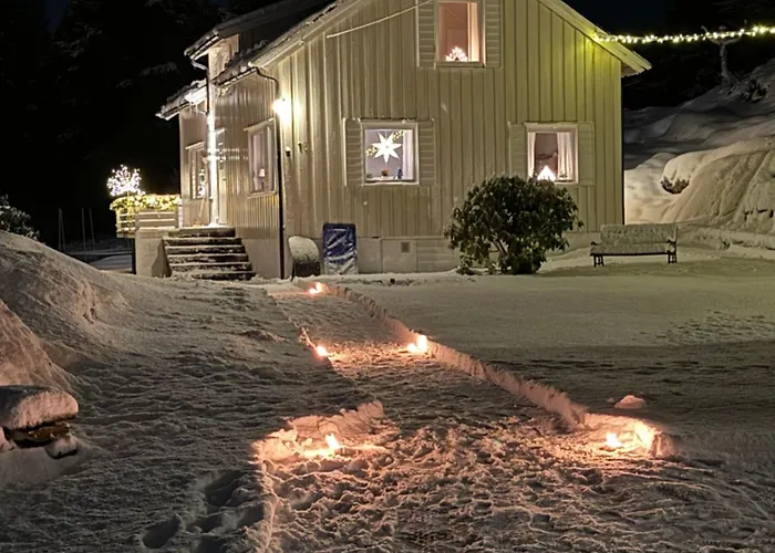 Sjarmerende Og Romslig Bolig, Omgitt Av Vakker *