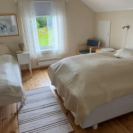 Sjarmerende Og Romslig Bolig, Omgitt Av Vakker